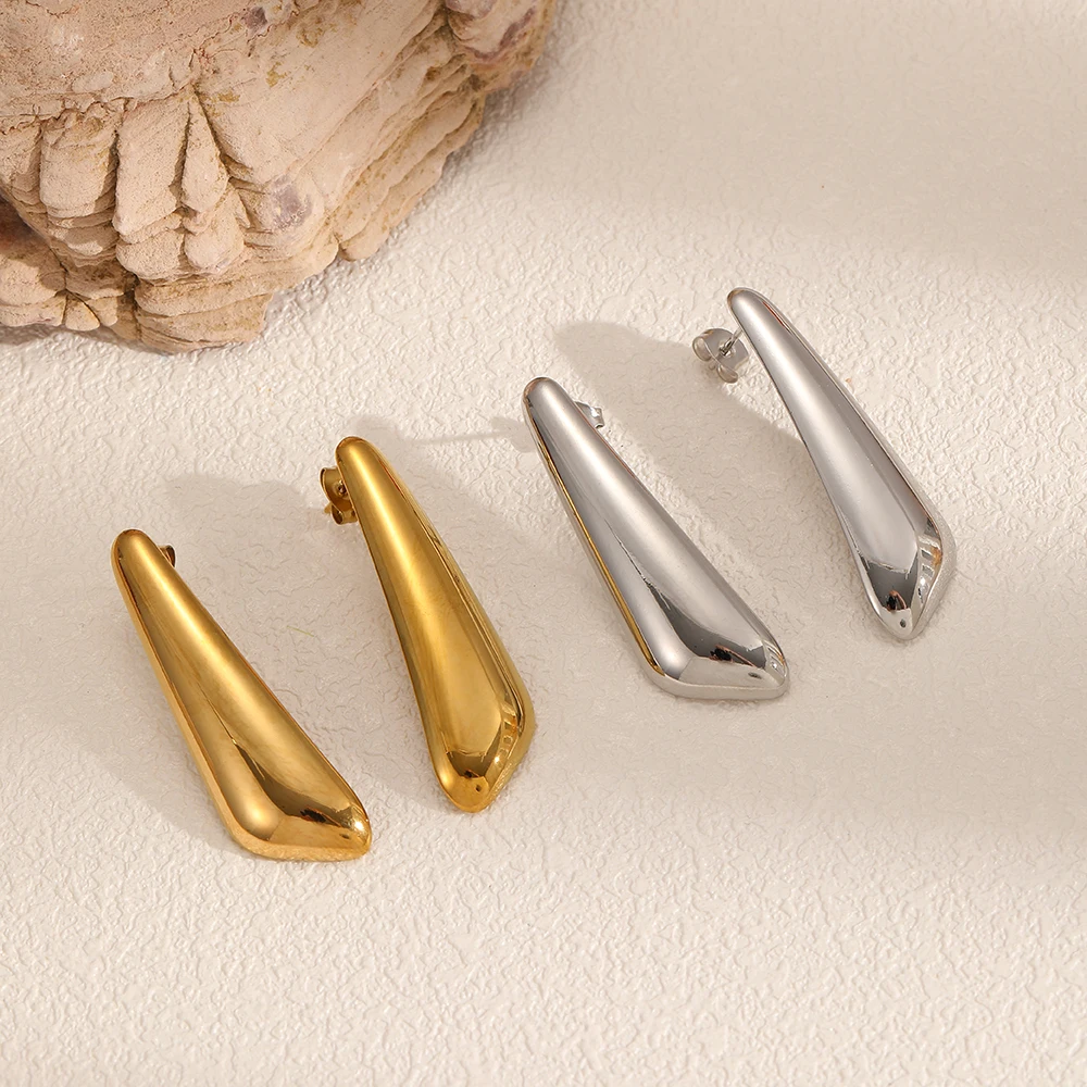 Minimalistische, geometrische, lange Ohrstecker aus Edelstahl für Damen, wasserfest, als Schmuck für den täglichen Gebrauch. – Detail 1