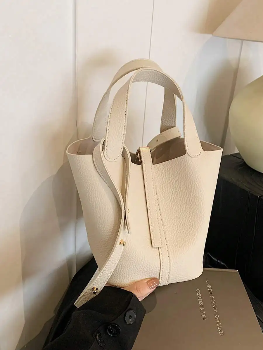 

Кремовая сумка-ведро из зернистой кожи с верхней ручкой и съемным ремешком