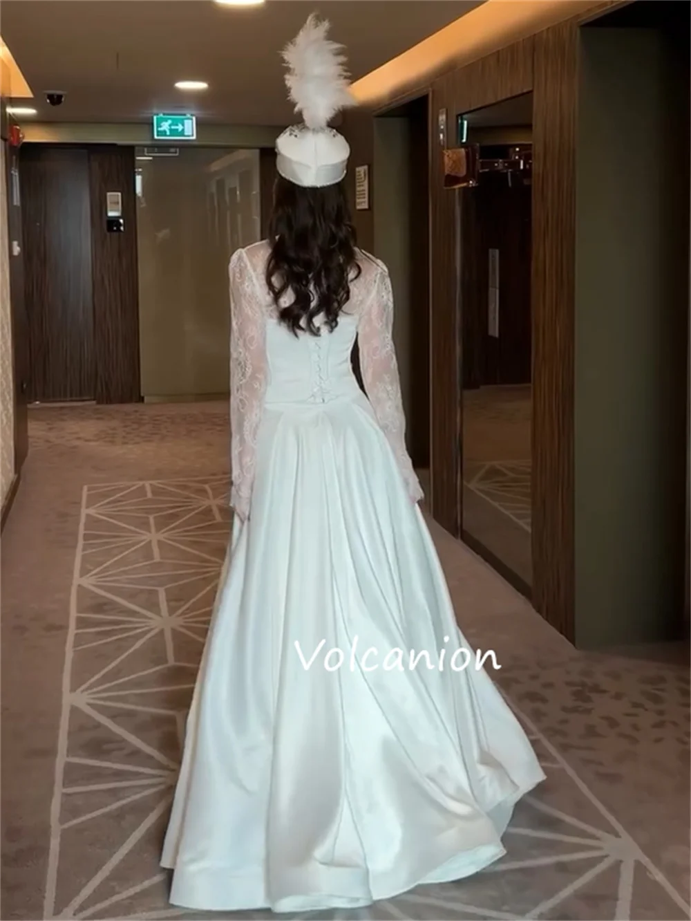 فساتين طويلة مخصصة بطيات Charmeuse أنيقة ومزينة بالترتر ورقبة على شكل حرف V مناسبة حسب الطلب كلاسيكية