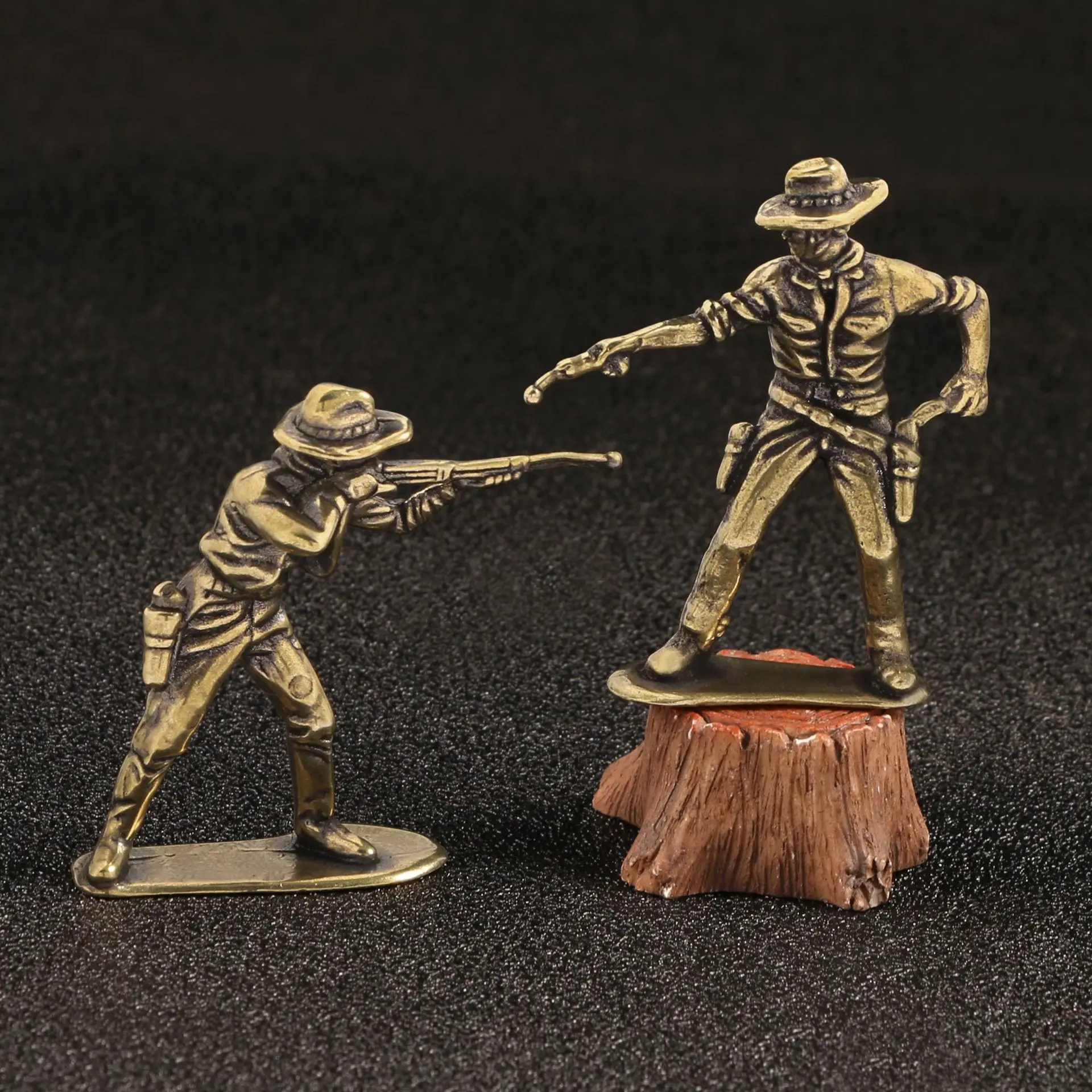 

Brass Western Cowboy Fighting Gun Metal Figurines Duel Cowboy Shooting Desk Decoration Creative Ornament