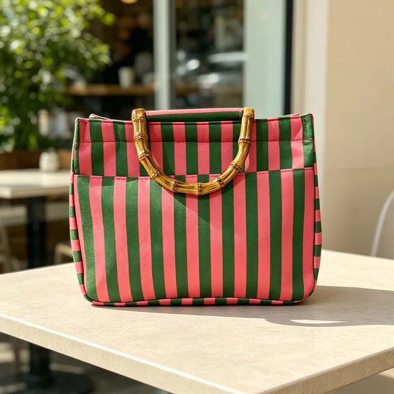Einfache Damen-Tragetasche mit vertikalen Streifen in Pink und Grün, frische Handtasche mit gestreifter Textur in Farbblock-Optik – Detail 4