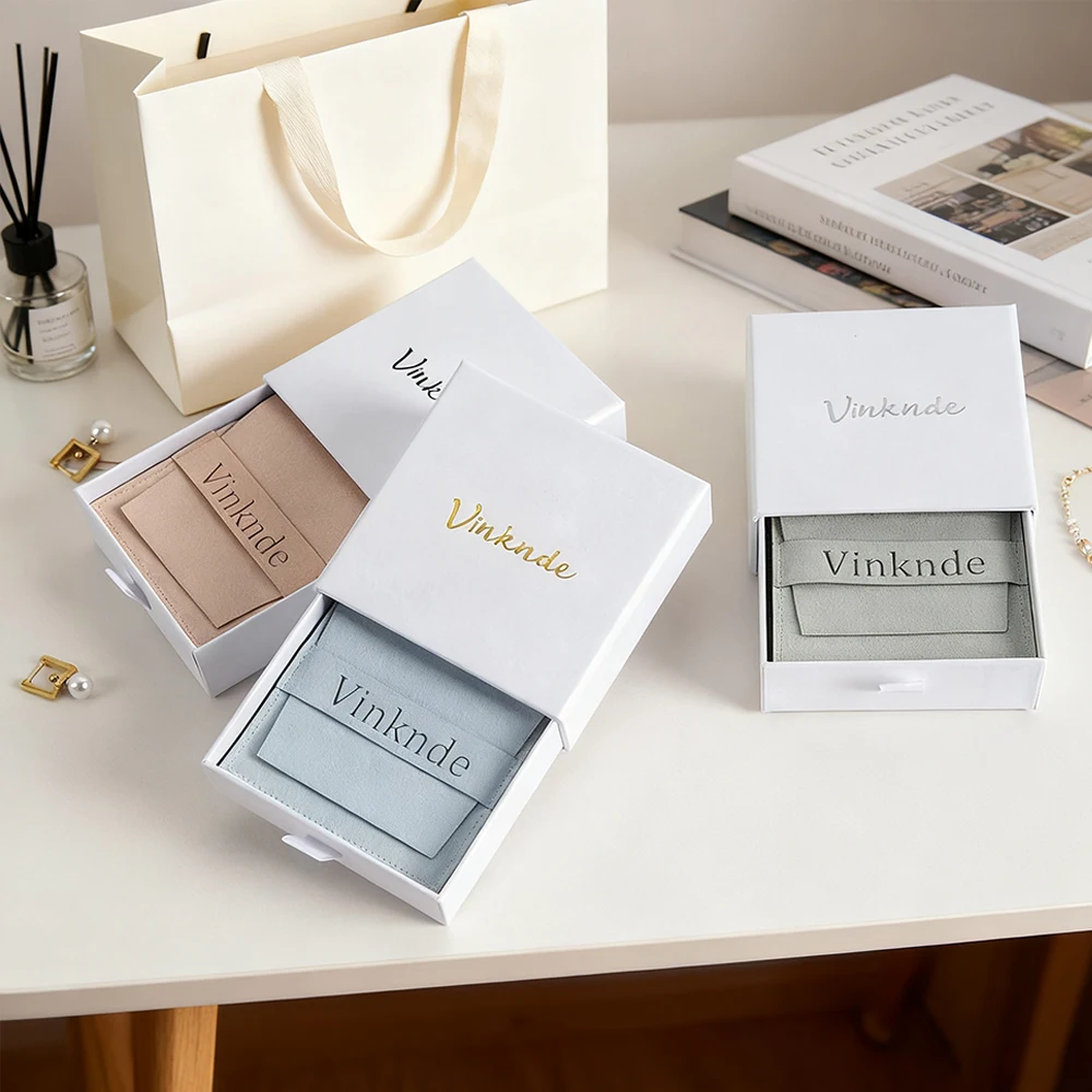 

Белый выдвижной логотип с логотипом, ожерелье, серьги, шкатулка для драгоценностей, упаковка, портативные коробки с ящиками 9x9x1,7 см и бархатной сумкой 8x8 см