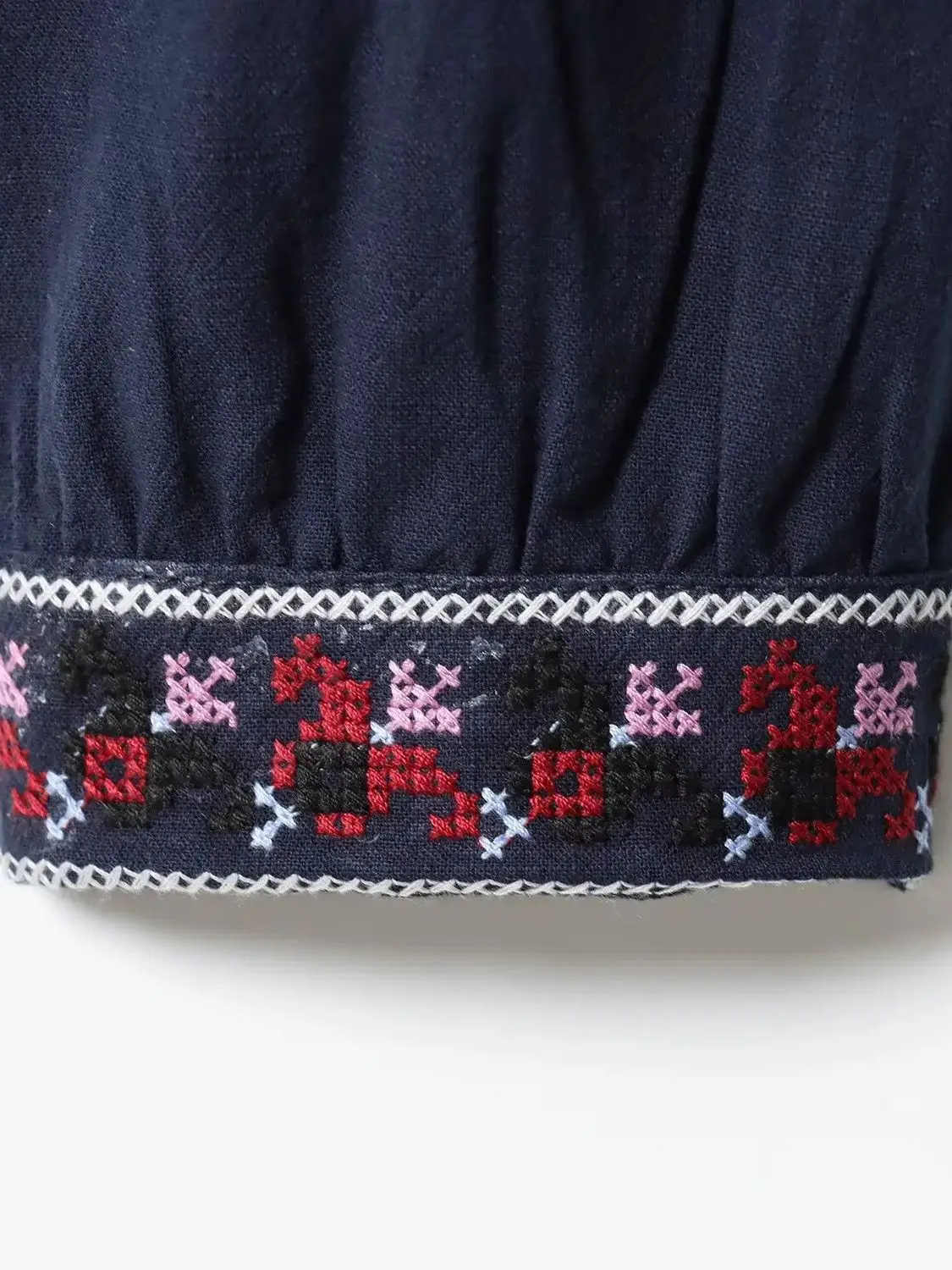 بلوفر نسائي عتيق بأكمام طويلة لربيع وخريف 2025 تي شيرت نسائي أنيق برقبة على شكل حرف v ومطرز بالزهور بلوزات سوداء #5