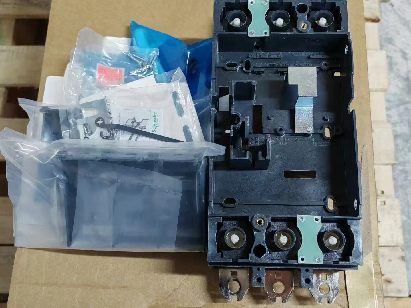 Lv429289 plug-in kit, ComPact NSX100/160/250, 3 poles