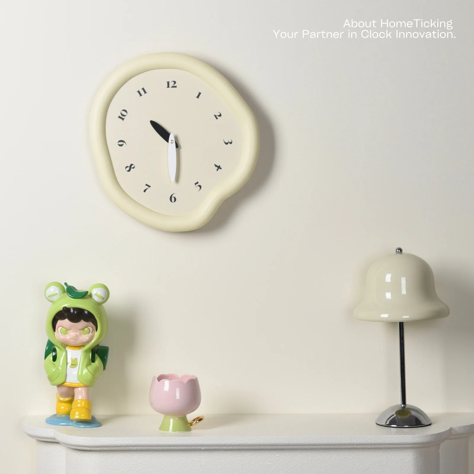 Non perforated cream style high-end creative simple wall clock with black scale decoration and ultra quiet home decoration clock