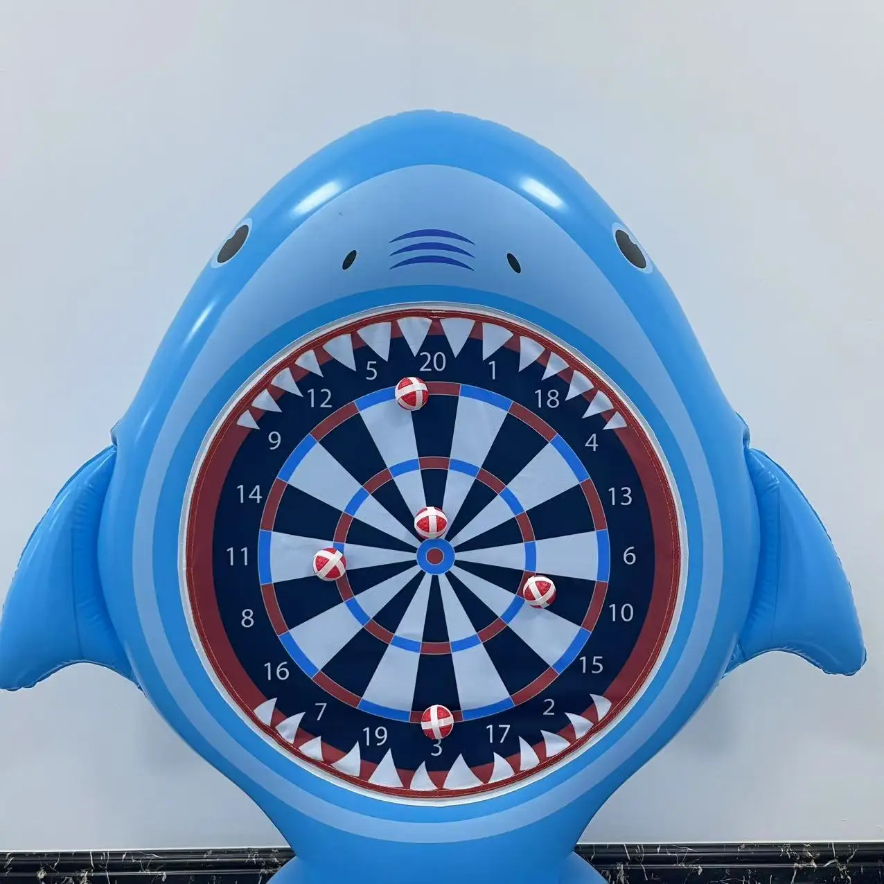 大型インフレータブルプールおもちゃ サメ型ダーツボード 粘着ボール6個付き、スイミングプールフロート、子供と大人に適したウォーターゲーム、ビーチや裏庭での家族での屋外遊び、6～12歳の男の子と女の子に適したクールなパーティーギフト