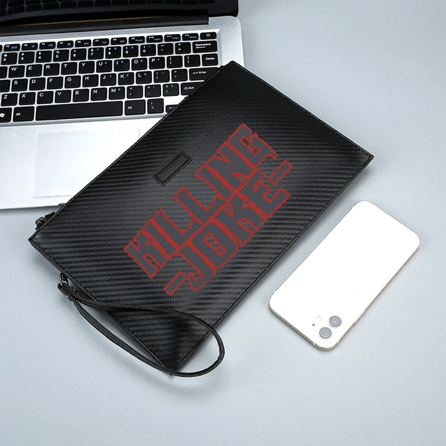 Lettere grigie, contorno rosso, sfondo nero. Elegante borsa da uomo in PU stampata alla moda e pratica per il trasporto quotidiano