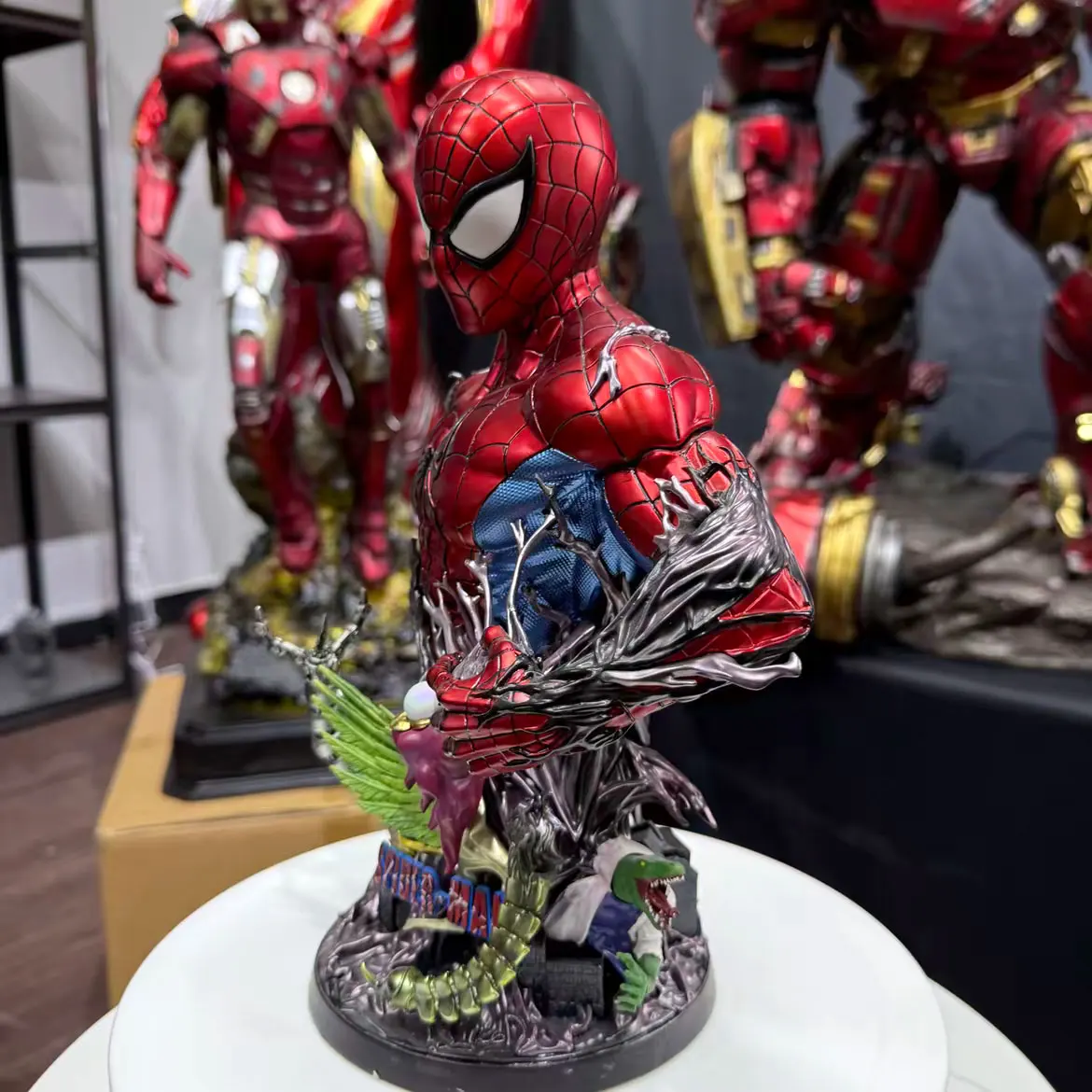 Nova estatueta genuína do homem-aranha da marvel em estoque, estátua do busto, super-herói quebrando livre gk colecionável, perfeita como presente de aniversário