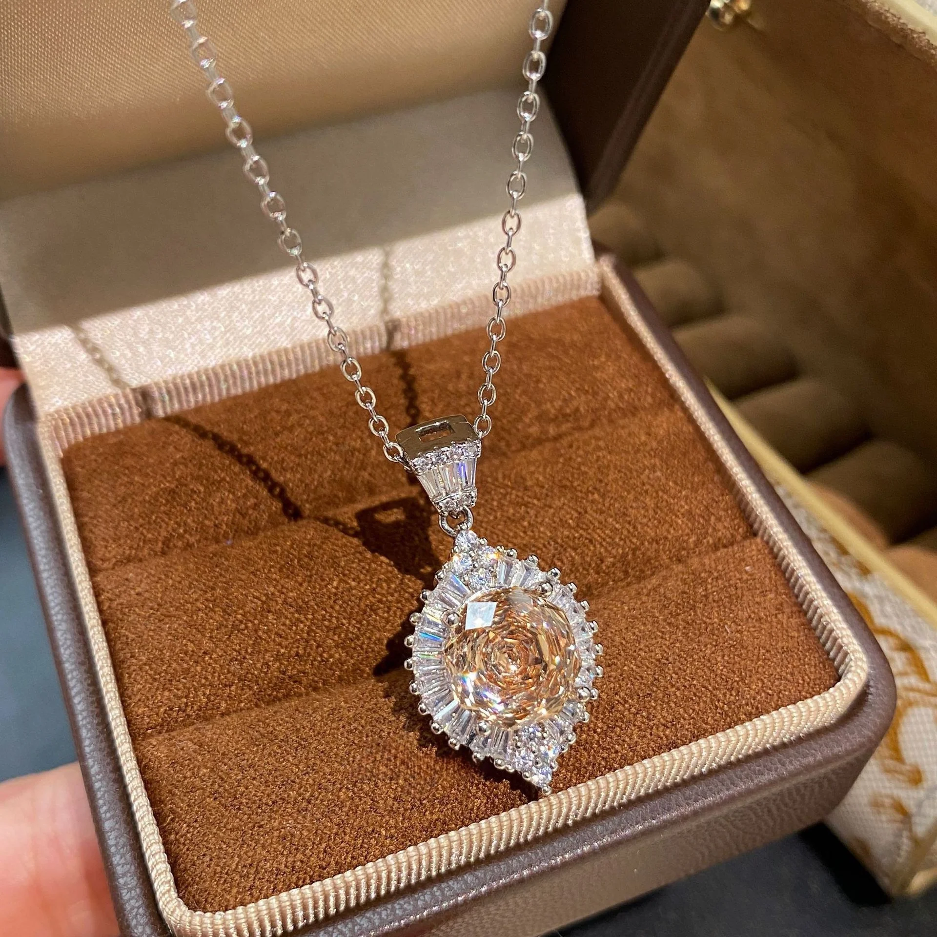 925 Sterling Silber Luxuriöser Moderner Achteckiger Millennium-Rosenschliff Eisdiamant-Anhänger mit Vollbesatz Schlüsselbeinkette für Damen – Detail 4