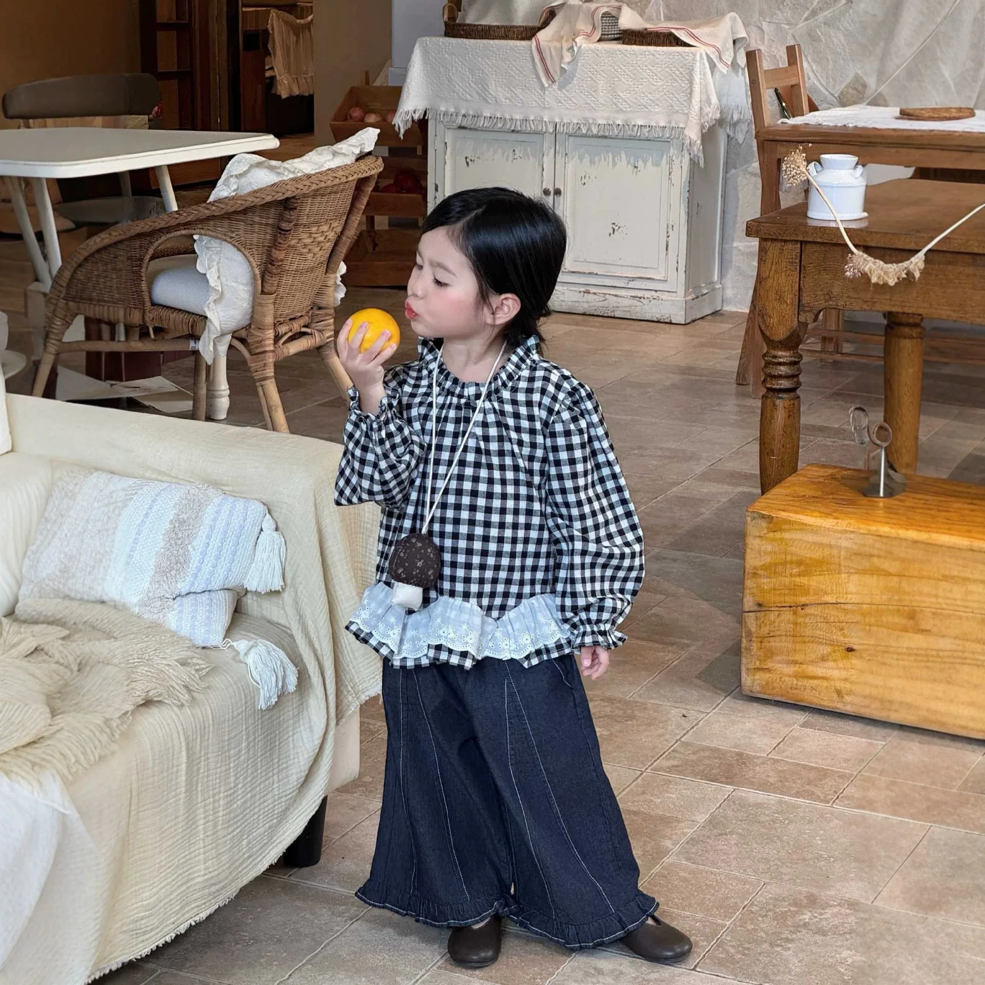 Korean girls' spring and autumn hem with lotus leaf edge lace black and white checkered doll shirt, black fungus edge jeans