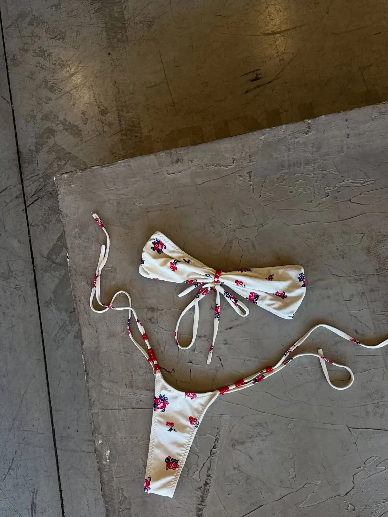 2025, süßes Blumen-Bikini-Set – Weiß mit rosa Rosen und Perlenträgern, perfekt für Strandkleidung und Poolpartys, Strandurlaub