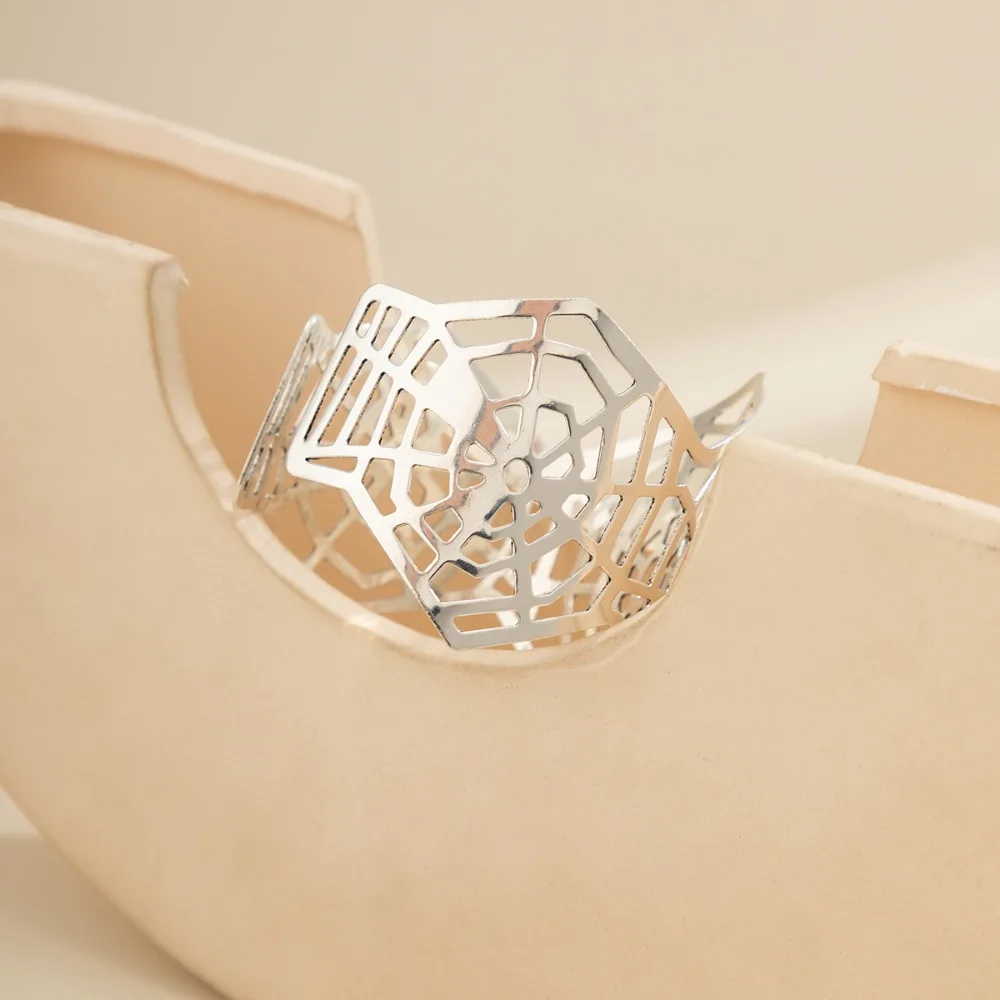 New Fashion Open Face Bracelet Simplicity Women Hollowed Out Leaf Bracelet Temperament Sweet Bracelet