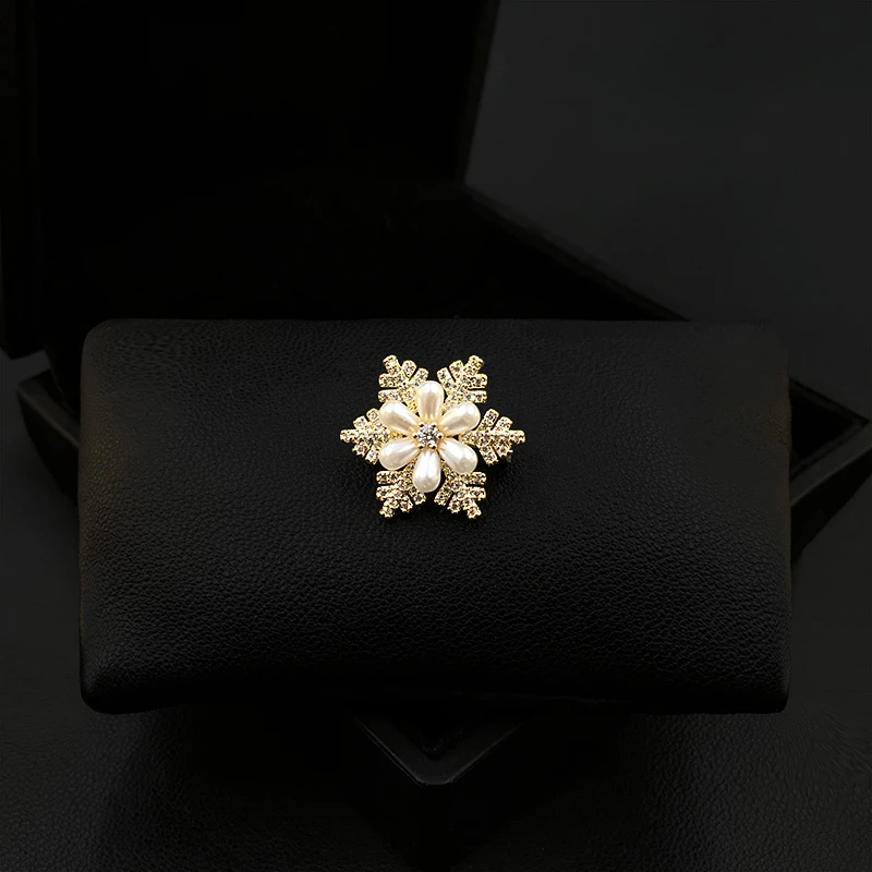 

Classic Small Snowflake Brooch Women's Unique Design Suit Collar Pin Accessories Anti-Exposure Buckle Corsage Jewelry Gifts 5537