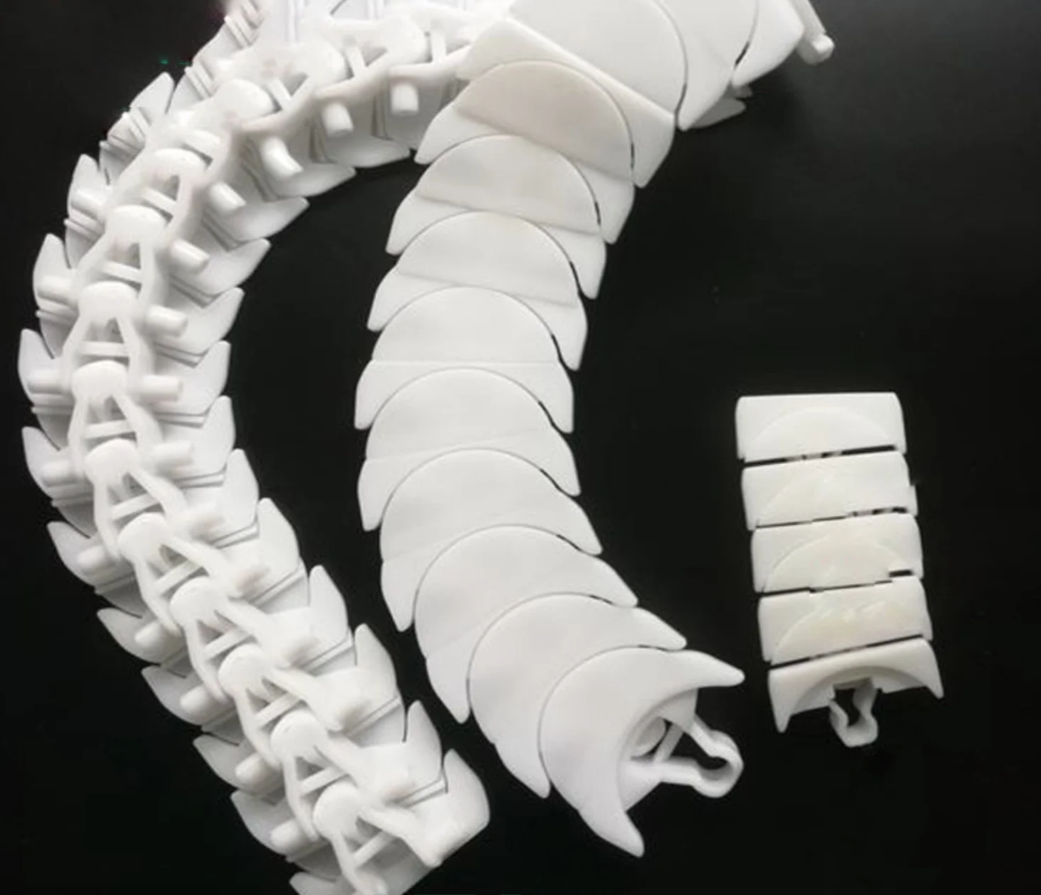 1Meters Width:63mm/70mm/83mm/103mm POM Crescent Chain Plate Seamless Flexible Plate Chain White Dairy Conveying Chain