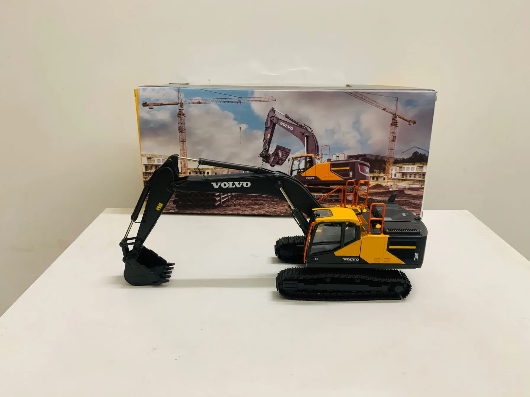 EC300E Excavator 1:50 Scale Die-Cast Model New in Original Box