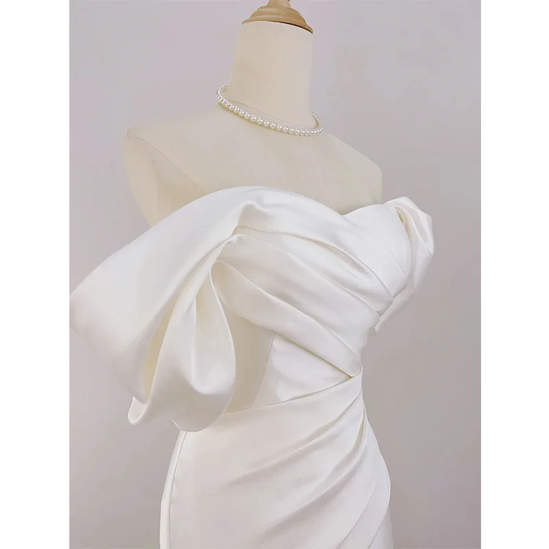 Abito da sposa francese leggero in raso monospalla con temperamento semplice Abito bianco slim fit a coda di pesce per uscire personalizzato