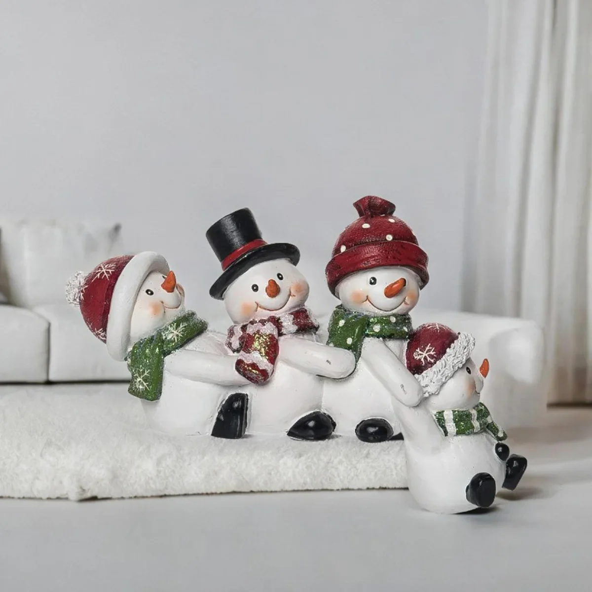 Resina Navidad, linda estatua de cuatro muñecos de nieve, decoración invierno para interior y exterior