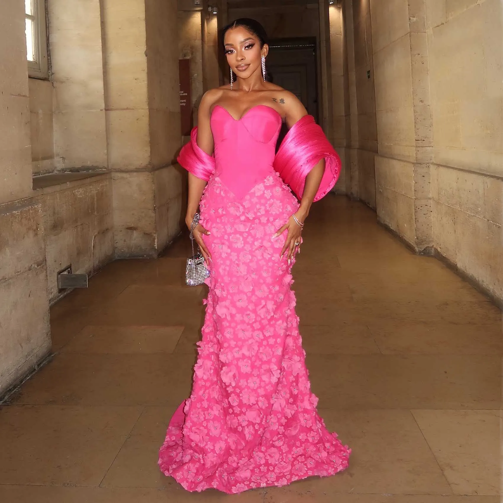 فستان عيد ميلاد Aso Ebi Style باللون الوردي الساخن ثلاثي الأبعاد بأكمام قصيرة من الدانتيل الزهري بالكامل فساتين سهرة سوداء للنساء لحفلات الزفاف