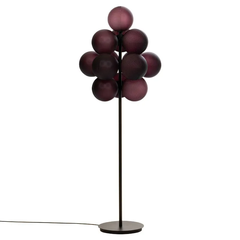 

Минималистичный выставочный зал, декоративный элемент для гостиной, напольная лампа, крупный предмет интерьера, элитная атмосфера, вертикальный элемент у дивана.