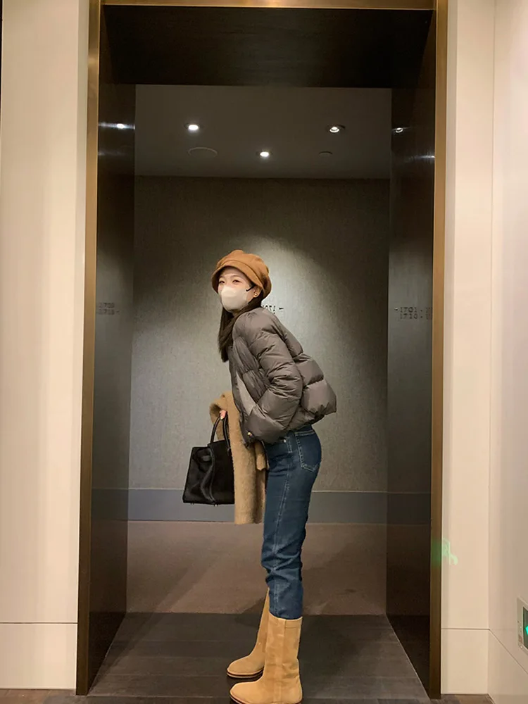 เสื้อโค้ทกันหนาวทรงพัฟเฟอร์แบบเกาหลีสำหรับผู้หญิง ดีไซน์น่ารัก สไตล์นุ่มนิ่ม ให้ความรู้สึกสบายเหมือนพับได้ เหมาะสำหรับใส่เดินทาง ทำจากโพลีเอสเตอร์