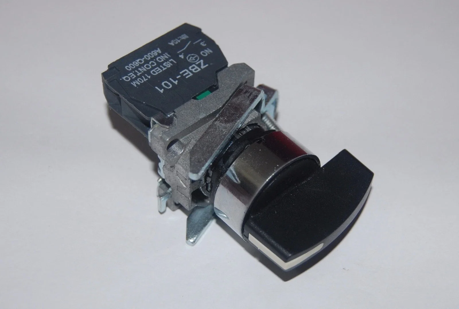 

Selector switch XB4BJ21 = ZB4BZ101 + ZB4BJ2
