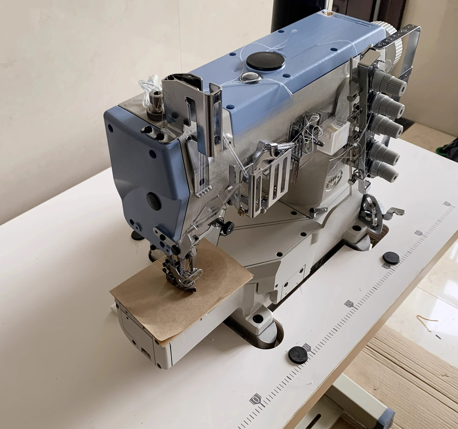 ماكينة خياطة التعشيق الصناعية ذات ثلاث إبر وخمس خيوط برأس مربع صغير سيارة ذات فم صغير #6