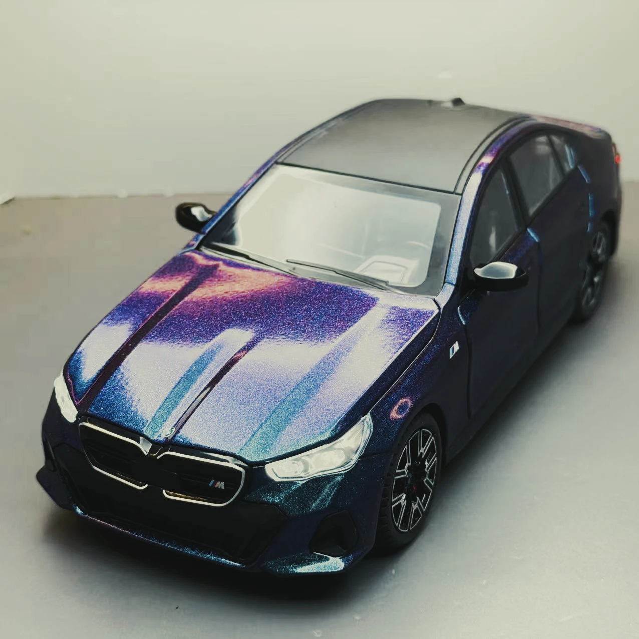 

Alloy car model 1:24 BMW i5M60 car power return children's toy villa high-end decoration children love gifts