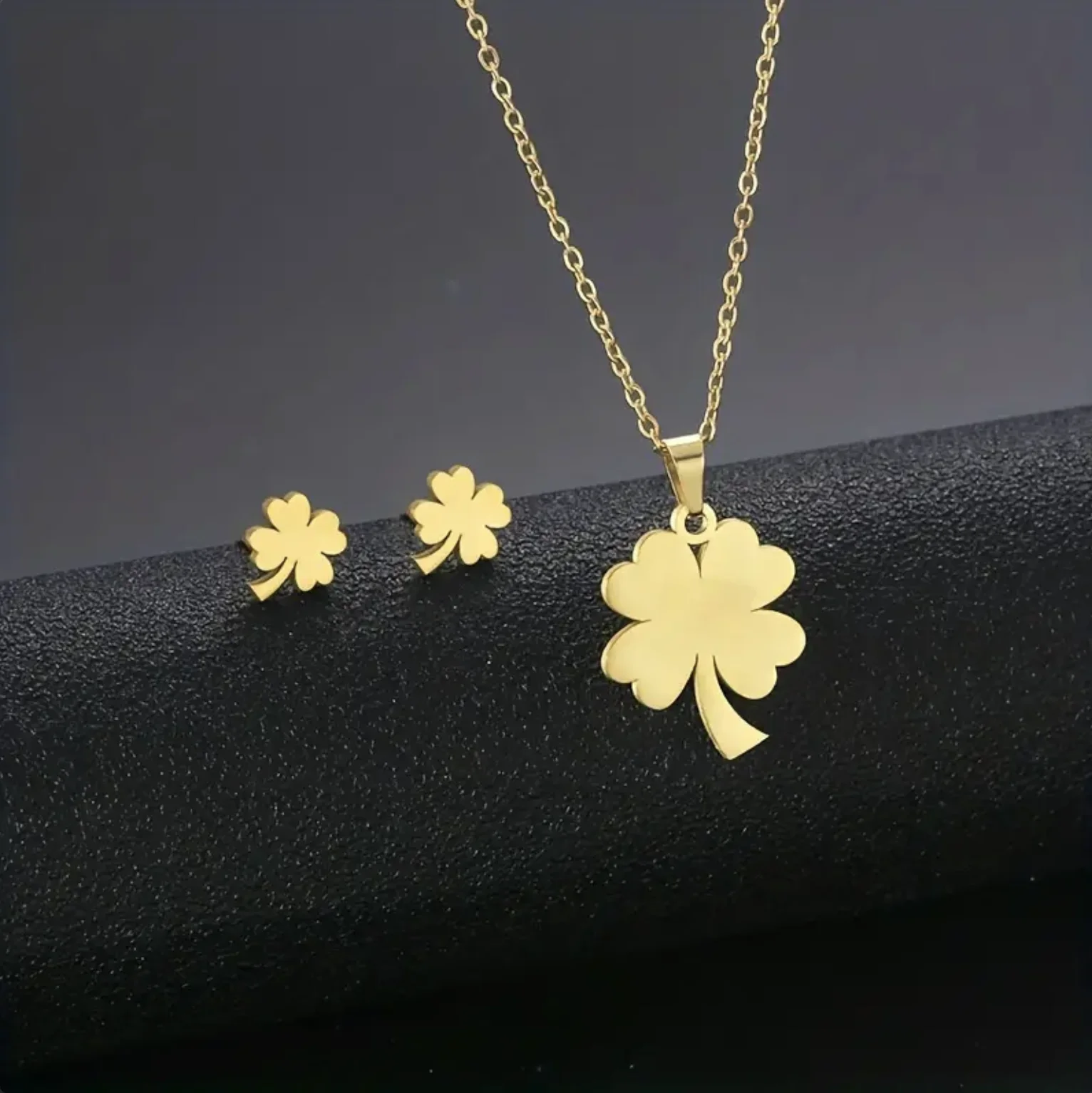 

Stylish Clover Shaped Titanium Steel Necklace and Earring Set - Perfect Jewelry Gift