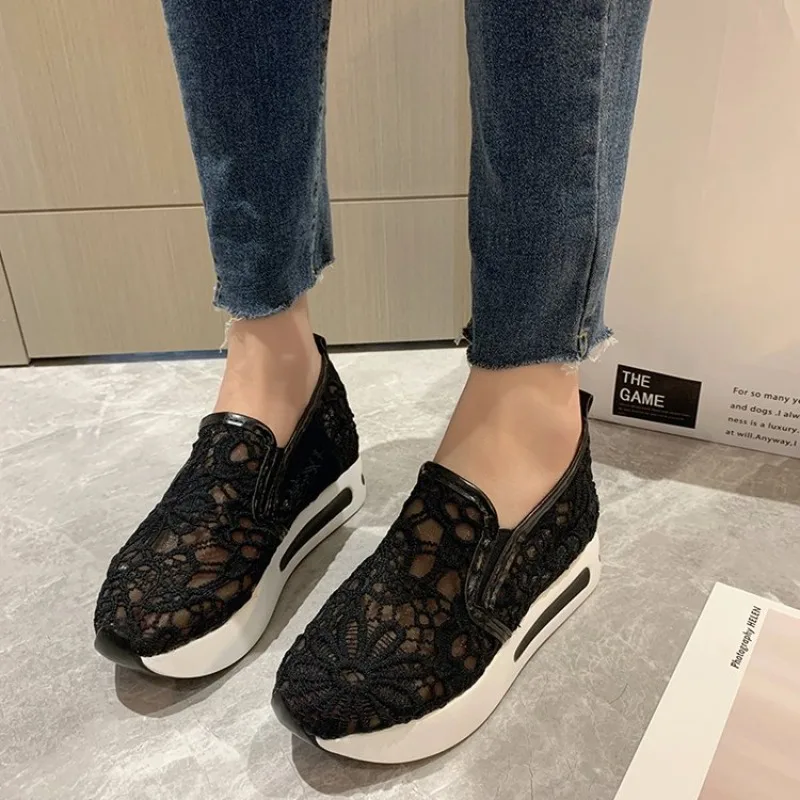 

Женские кроссовки 2026: Распродажа, дышащие повседневные туфли на платформе с вырезами, однотонные, на танкетке