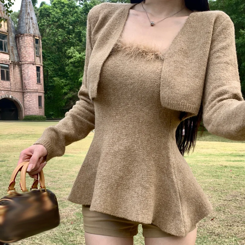 

Осенне-зимний вязаный комплект из трех предметов: укороченный топ с длинными рукавами, облегающие повседневные универсальные шорты и меховая верхняя одежда для женщин