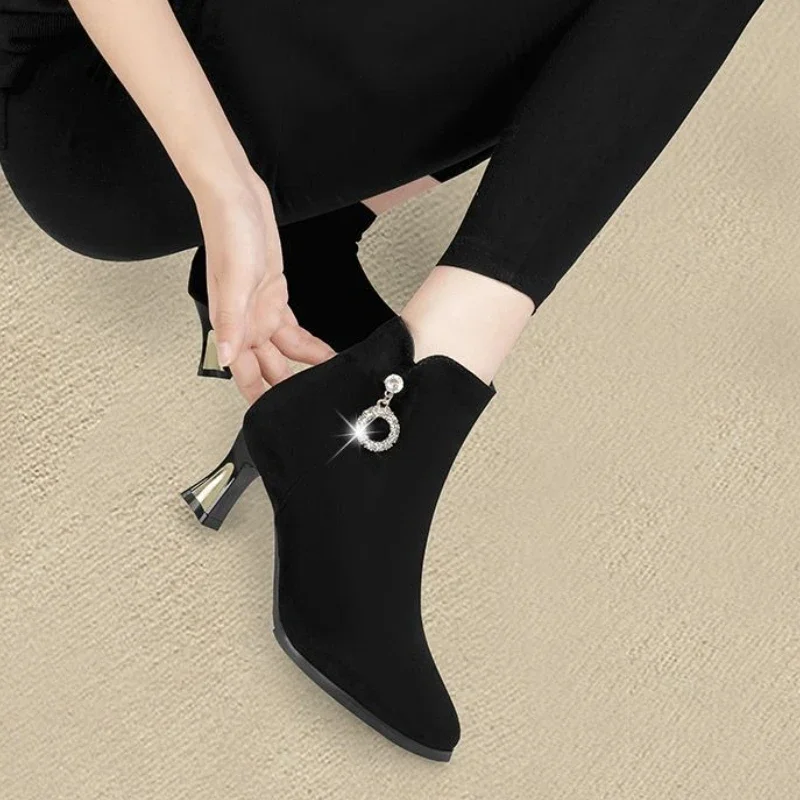

Женские короткие туфли, осенне-зимние замшевые ботильоны со стразами, новинка в стиле Pu Goth Y2k по акции, популярная обувь, женские ботильоны