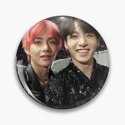 Taekook Soft Button Pin Fashion spilla gioielli creativi distintivo regalo in metallo spilla da bavero collare Decor donna Cute Lover vestiti divertenti