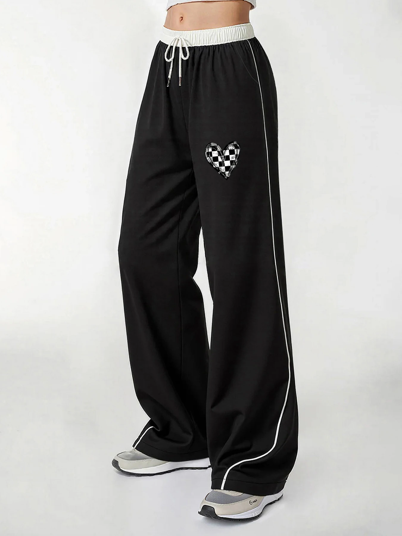 

Женские повседневные брюки, незаменимый элемент для модного образа, летние стильные повседневные брюки с широкими штанинами и принтом в клетку с сердечками, с белой полоской по бокам, свободные и удобные женские повседневные брюки, идеально подходят для л