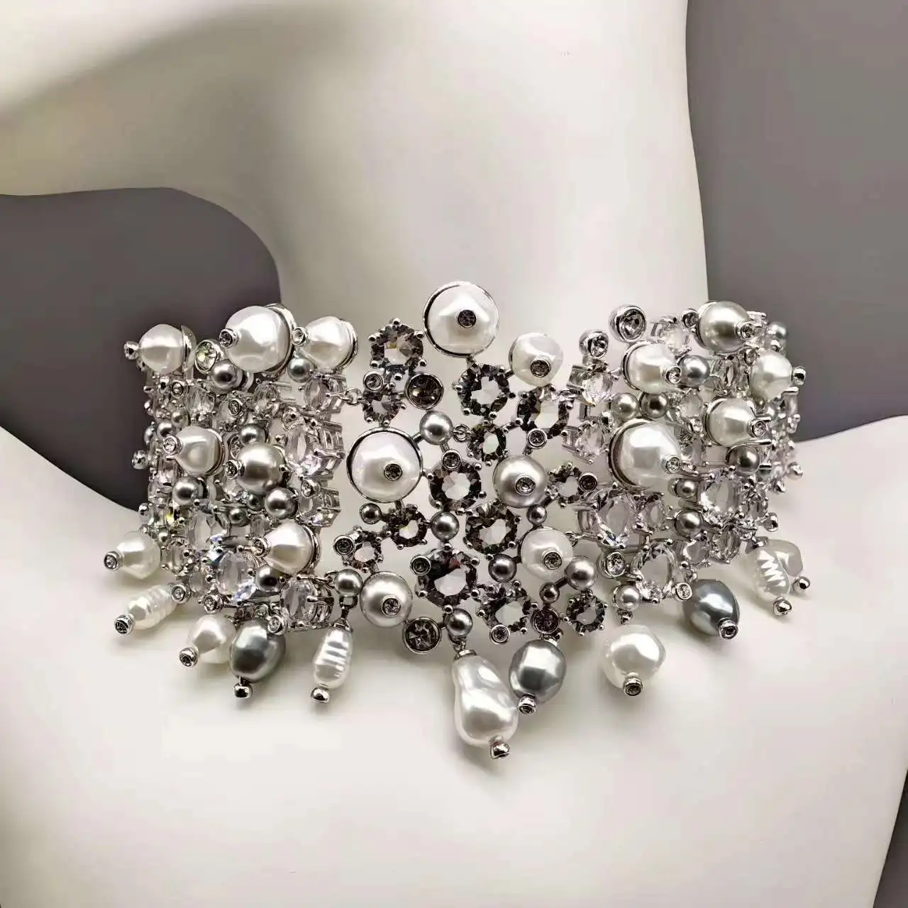 

Чисто-белый модный воротник-колье с элегантным жемчужным декором в виде звездного неба