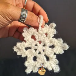 2pcs DIY Crocheted Snowflake Keychain Christmas Themed Decorative Snowflake Pendants Woven Handmade Crocheted Snowflake Bags