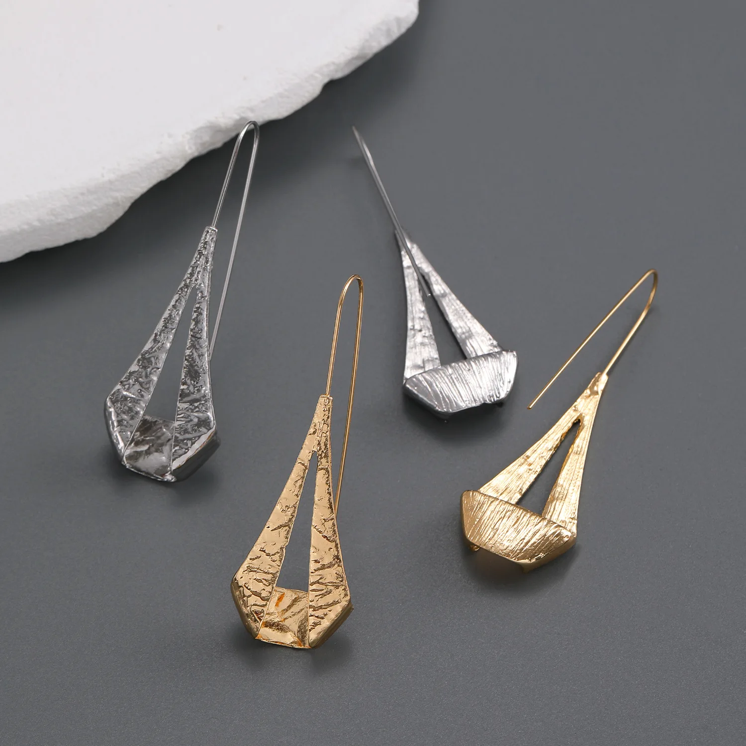 خمر هندسية مطروق الجوف التدريجي إسقاط أقراط للنساء الفاخرة المتخصصة الأقراط الفنية بالجملة الأزياء والمجوهرات الإكسسوار