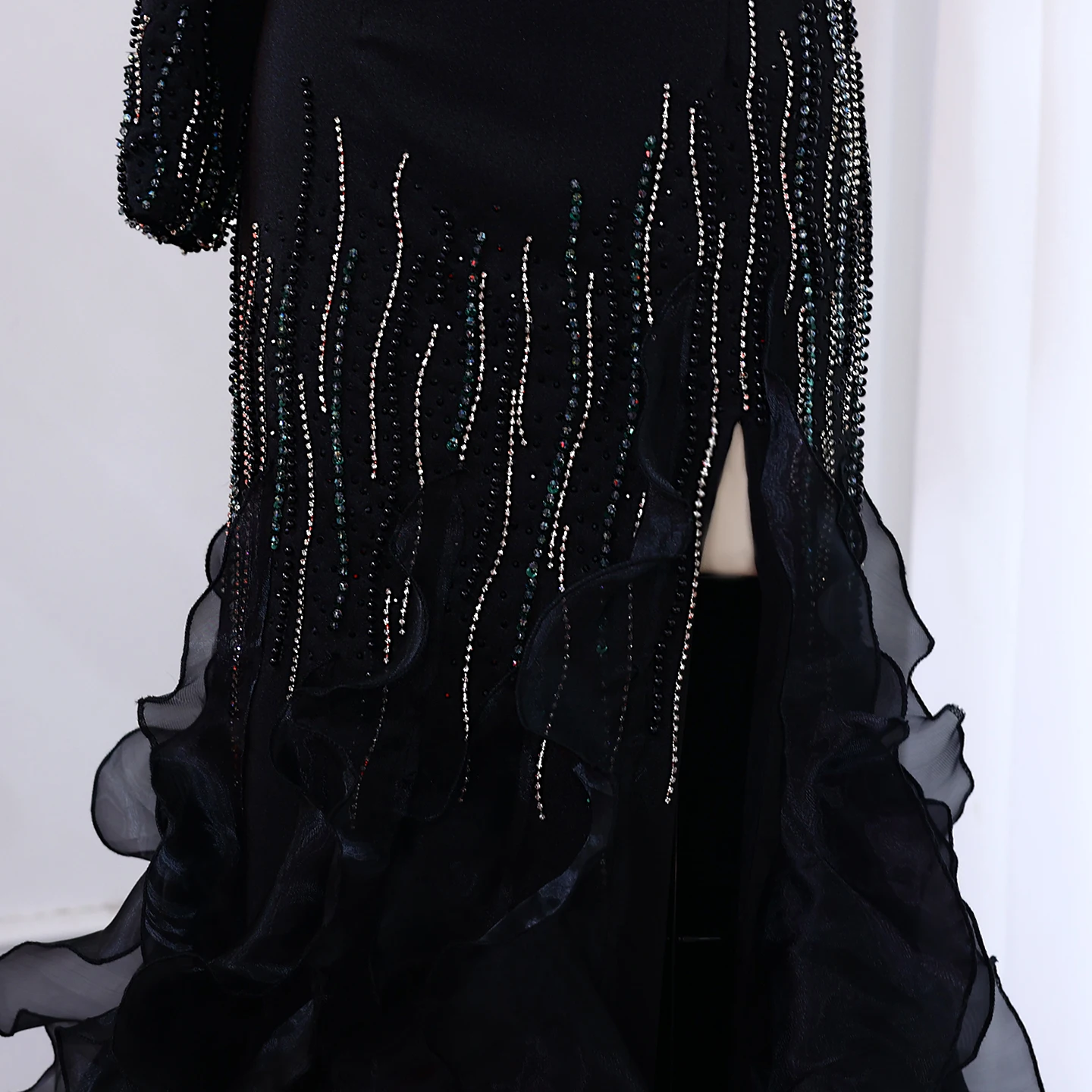 ชารอนกล่าวว่าสีดำดูไบชุดราตรีนางเงือกแขนยาวไหล่เดียวระบายชั้นอาหรับงานแต่งงานชุด SS596 ที่กำหนดเอง