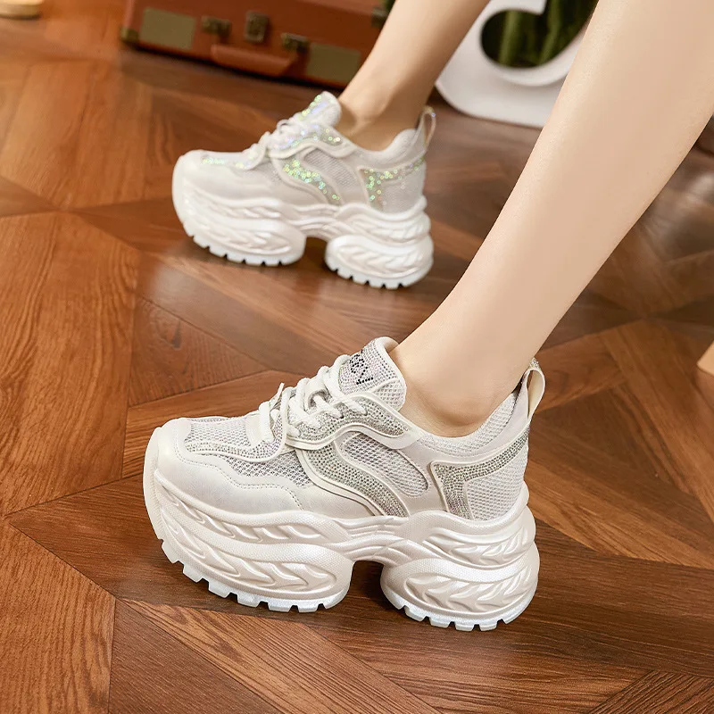 

Женские повседневные спортивные туфли на толстой подошве с увеличенной высотой, новинка лета 2026, модные, с камнями, перфорированные, дышащие, универсальные