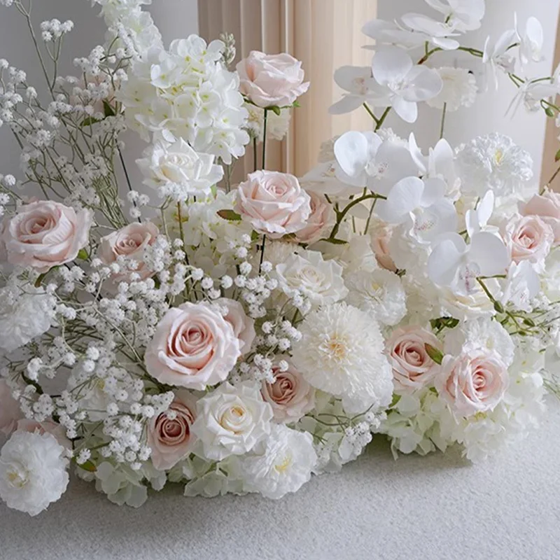 فاخر الأبيض الوردي الممر الطابق الأزهار ترتيب الزفاف خلفية صفير الورد السحلية الطفل التنفس ديكور زهرة صف الطرف المورد