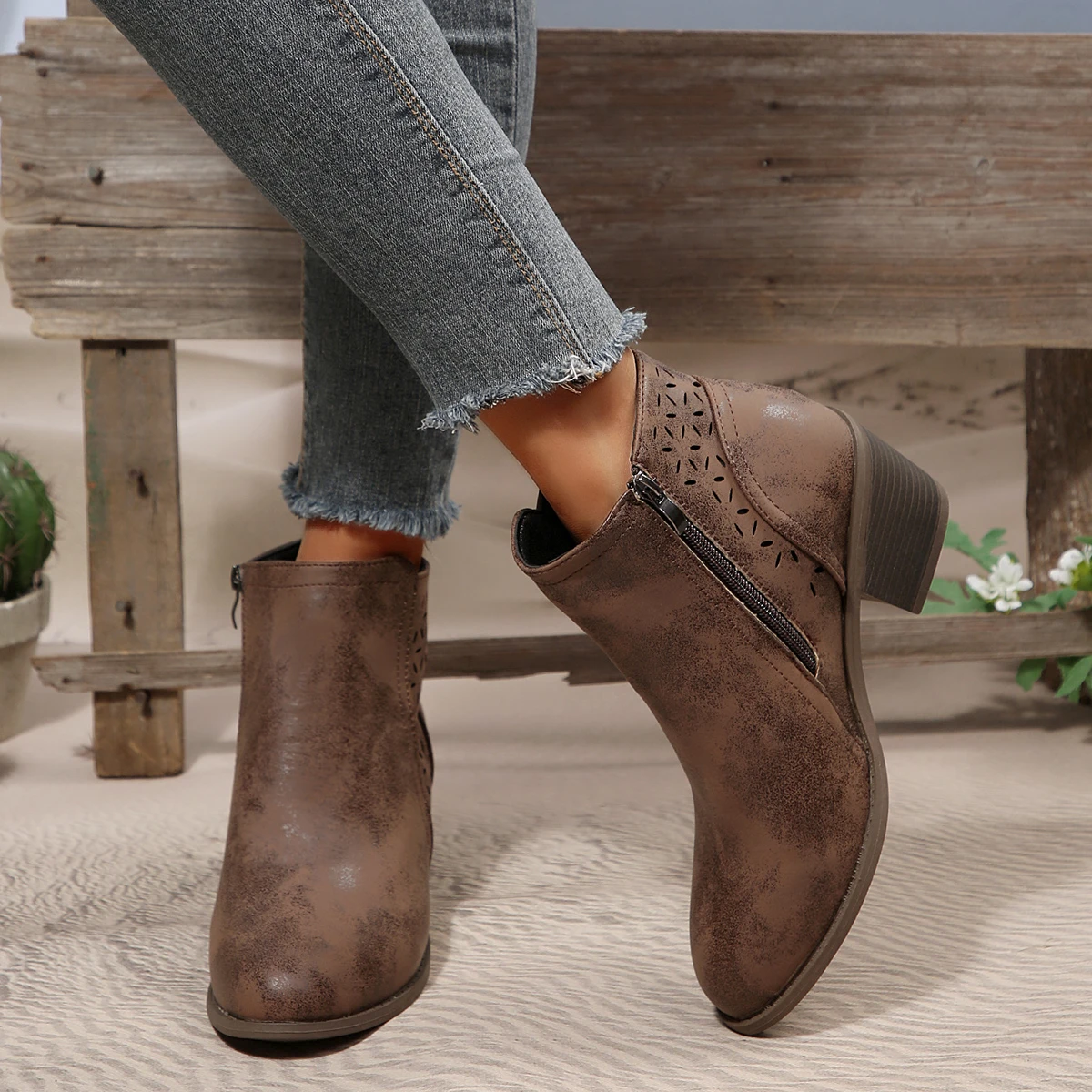 Damen-Stiefeletten, neue Modelle in großen Größen, modische Stiefel mit spitzer Zehenpartie und kantigem Absatz, Damenschuhe für Herbst und Winter, mit seitlichem Reißverschluss, Damenschuhe, Größen 36–43. – Detail 8