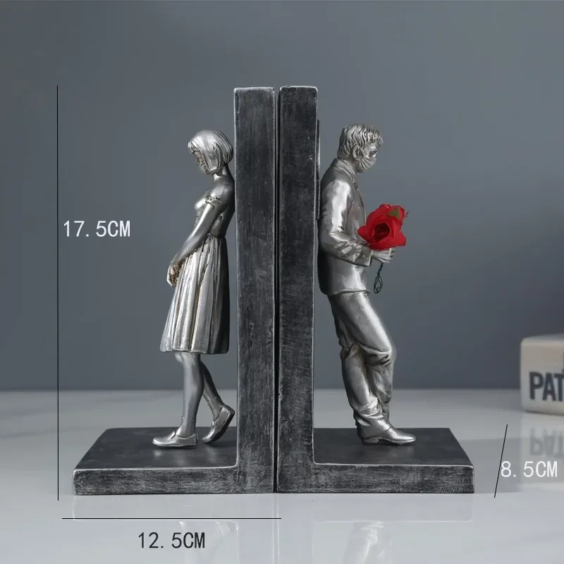 Banksy Style Couple Bookends Gentleman Holding Flower To His Lady Antiqued Silver And Brozen New Modern Creative Ornaments