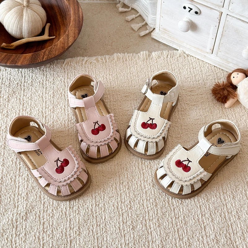 

Детские сандалии с вышивкой вишни для девочек, с мягкой подошвой, нескользящие, с закрытым носком, в стиле принцессы, ажурные, летние пляжные туфли для детей