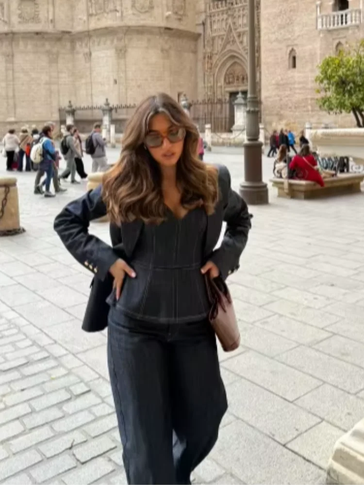 Denim damespakset met diepe V-corsetblazer en broek met wijde pijpen, stijlvol voor stedelijke mode en formele gelegenheden