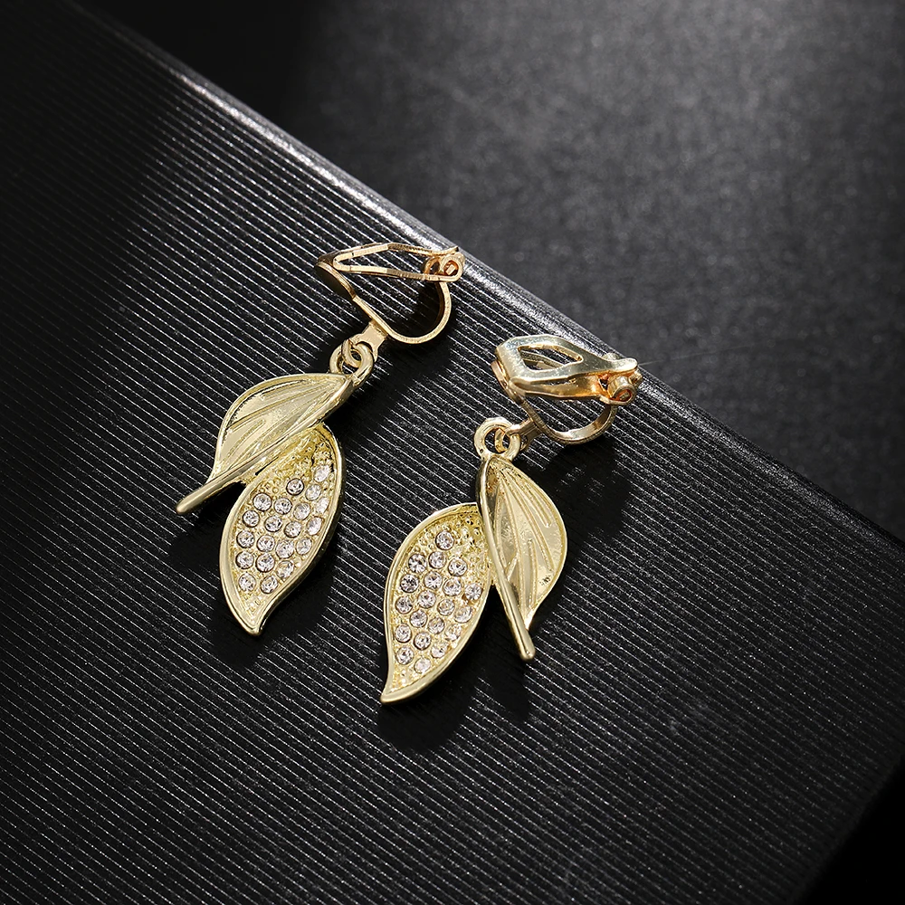 Vintage Golden Rhinestone Leaf Clip Earrings Fashion Non-piercing Earrings for Women Korean Sweet Jewelry 2024 Girls Gift