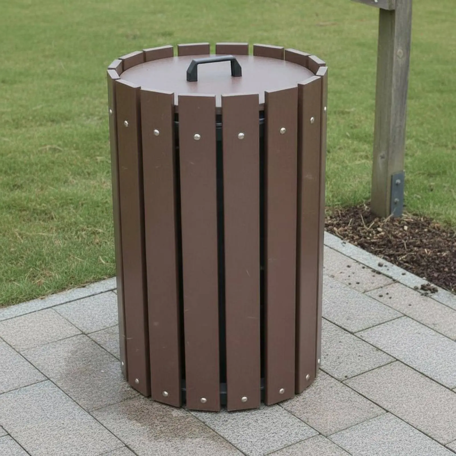 

Fairway Course Sand Bin Sturdy Round Plastic Wood Trash Can Outdoor Sand Container Anti-Corrosion Waste Receptacle Green