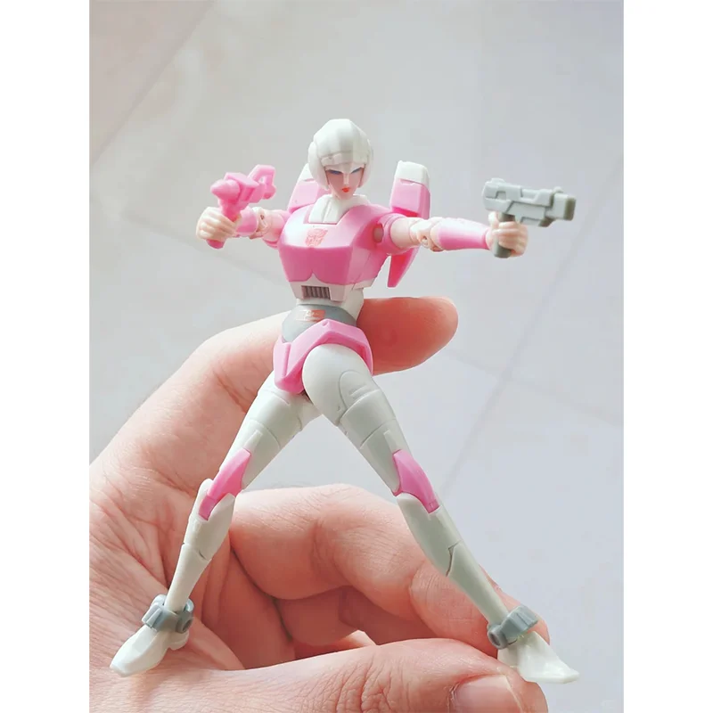 AULDEY AAE First Wave Arcee Transformers-figuur, gemaakt van ABS-materiaal, voorzien van ultratoegbare gewrichten, staat 15 cm hoog