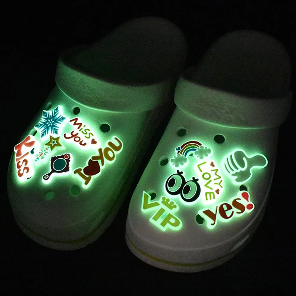 Hebilla de zapato luminosa para decoración de zapatos, accesorios de dijes de cocodrilo, PVC suave fluorescente, diseño de dijes de dibujos animados