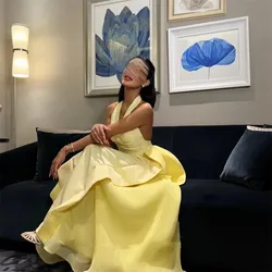 Aleeshuo Modern Yellow Satin Sleeveless Prom Grwon Simple Halter Pleated Sexy Open Back Prom Dress Floor-Length Cutsom Made 2024
