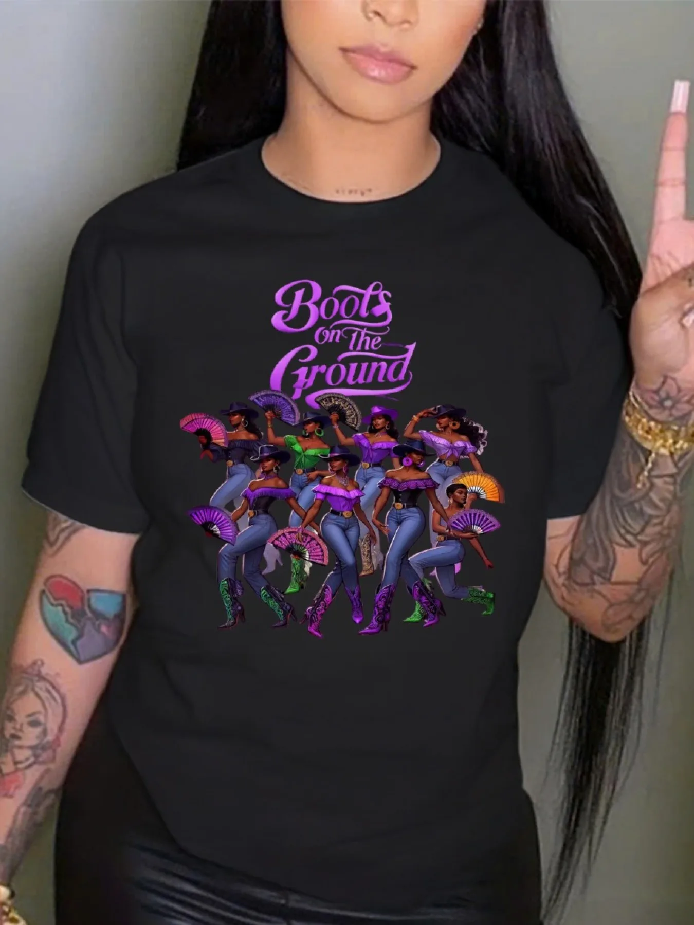 Stivali sul terreno T-shirt oversize da donna con stampa grafica viola Dancing Queens taglie forti - Corta girocollo nera