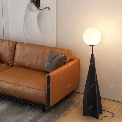 Lampa podłogowa z minimalnym szczytem, salon, sypialnia, sofa, dekoracja, hala wystawowa, lampa narożna z zaawansowanym poczuciem